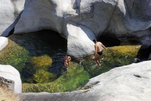 カベズエラデルバレにあるApartamentos Valle del Jerte el Huerto del Curaの二人の男が水中の洞窟で泳いでいる