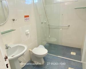Ένα μπάνιο στο FRENTE MAR CASTELHANOS Casa Recanto Azul 7 Suítes Lazer Completo e Conforto recém reformada para Até 25 Pessoas Ideal para reunir Famílias e Amigos