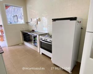 Η κουζίνα ή μικρή κουζίνα στο FRENTE MAR CASTELHANOS Casa Recanto Azul 7 Suítes Lazer Completo e Conforto recém reformada para Até 25 Pessoas Ideal para reunir Famílias e Amigos