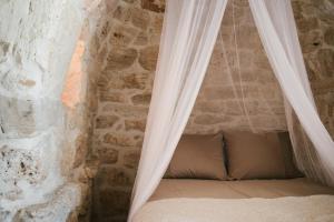 Ένα ή περισσότερα κρεβάτια σε δωμάτιο στο HelloAPULIA Trulli Angelo - Private Pool Villa in Olive Grove close to Ostuni, Local Dining 5 min