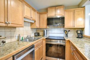 Kuchyň nebo kuchyňský kout v ubytování Blazing Saddles High Country Condo: Close To Everything