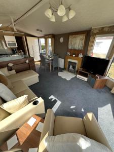 Μια τηλεόραση ή/και κέντρο ψυχαγωγίας στο 6 berth Waterside Ingoldmells Skegness L35 SANTANAVAN 14