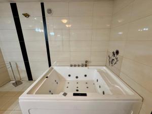 Ένα μπάνιο στο 12 Dębów