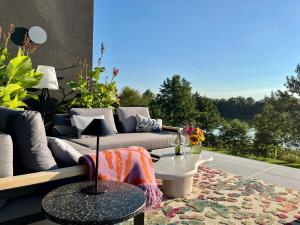 a living room with a couch and a table at DOBRE 23j - Dom nad jeziorem, z basenem i linią brzegową in Wrzeszczewo