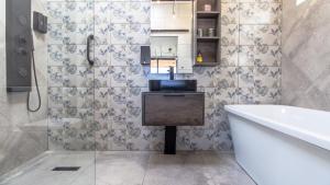 Koupelna v ubytování Driftwood beach house