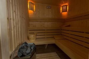 a sauna with a tub and a toilet in it at Guest House Robin Hud in Cherni Osŭm