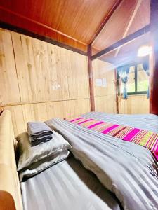 ein Zimmer mit 2 Betten in einem kleinen Zimmer in der Unterkunft Chin Chin House Trekking & Homestay in Sa Pa