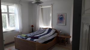 een bed in een kamer met een raam bij bedandshower in Kopenhagen