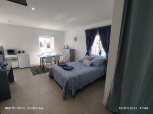 una camera da letto con un letto e un tavolo di La Maison du bonheur a Firminy