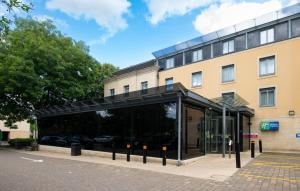 un edificio con una entrada de cristal a un edificio en Holiday Inn Express Bath by IHG, en Bath
