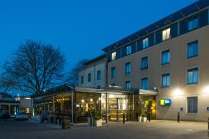 ein Gebäude vor einem Gebäude bei Nacht in der Unterkunft Holiday Inn Express Bath by IHG in Bath