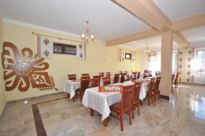 a restaurant with tables and chairs in a room at DW Dunajecki Gościniec in Biały Dunajec