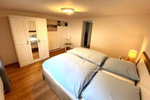 a bedroom with a white bed in a room at Ferienwohnung Marlene 80 Qm in Ebersburg