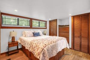 a bedroom with a bed and two windows at Tumble on Inn at Bent Tree Ranch in Lampasas