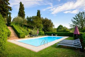 a swimming pool in the middle of a yard at Poggio Rozzi in Tavarnelle in Val di Pesa