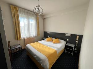 Katil atau katil-katil dalam bilik di Logis Hôtel & Restaurant de la Barque