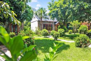 een tuin voor een huis bij Trang An River View Homestay in Ninh Binh
