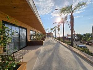 ルコヴァにあるNalu Beach Villasの通り隣のヤシの木がある建物 +9枚の写真