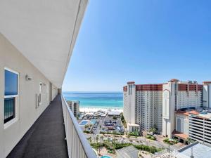 d'un balcon avec vue sur la plage et les bâtiments. dans l'établissement Laketown Wharf 1933, à Panama City Beach