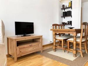 TV a/nebo společenská místnost v ubytování Apartamento Tarmañones Vistas a la montaña