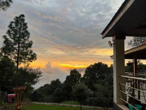 - une vue sur le coucher du soleil depuis une maison dans l'établissement Hunter's Cottage, à Ban 16 autres photos