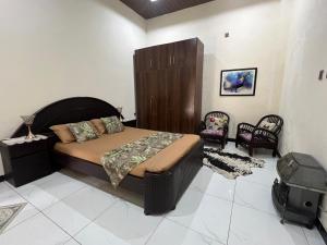 a bedroom with a large bed with a wooden headboard at Hunter's Cottage in Ban