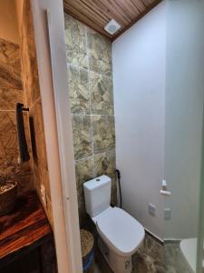 a bathroom with a toilet and a bath tub at Biruta's Beach House - Taíba in São Gonçalo do Amarante +45 photos