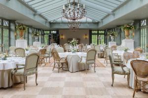 ein Festsaal mit Tischen und Stühlen und einem Kronleuchter in der Unterkunft Hotel Union Øye in Øye