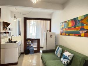 Kuchyň nebo kuchyňský kout v ubytování Praia de Geribá a pé - loft no corredor de acesso a praia