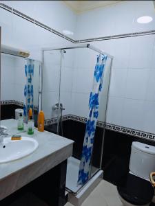 Un baño con ducha, lavabo e inodoro. en Agadir city break, en Agadir