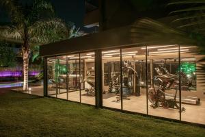 une salle de sport dans un immeuble la nuit dans l'établissement Alsus Boutique Hotel - Adults Only, à Amoudara