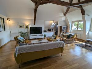 A television and/or entertainment centre at Gîte du Canal à Montargis: Charme, Jardins & Culture - FR-1-590-581