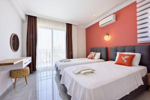 Giường trong phòng chung tại Karya Luxury - Holiday Villa with Private Pool for 6 People in Hisarönü +48 ảnh