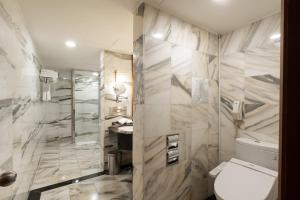 Hotel National في تايتشونغ: حمام مع مرحاض ودش