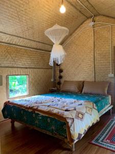 une chambre avec un grand lit dans une pièce dans l'établissement Olala Cafe and Bungalow, à Ko Lanta
