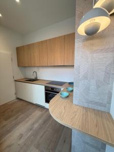 eine Küche mit Tisch und Arbeitsplatte in der Unterkunft V&V Serenity in Neuenburg