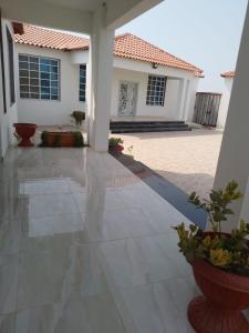 a view of a house from the patio at Blue City Resort in Murayjāt