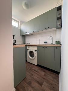 a kitchen with a washer and a washing machine at Comodo Studio in Turda