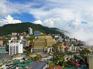 a view of a city with buildings and a mountain at Chân Mây Tam Đảo in Tam Ðảo