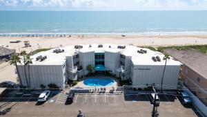 un gran edificio blanco con una playa de fondo en La Internacional 313, en South Padre Island