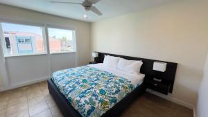 un dormitorio con una cama y una ventana en La Internacional 313, en South Padre Island 60 fotos más