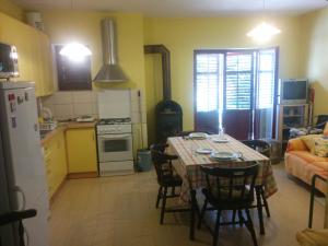 uma cozinha e sala de jantar com mesa e cadeiras em Apartment Len Slovaci em Zadar