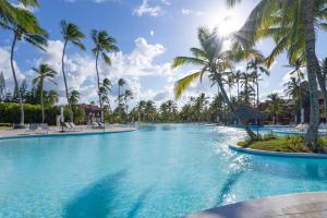 蓬塔卡纳Punta Cana Princess Adults Only - All Inclusive的度假村里有棕榈树的游泳池
