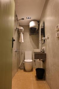 カイロにあるOia Hotelsのトイレと洗面台のある小さなバスルーム +55枚の写真