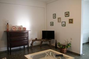 een woonkamer met een tv en een houten tafel bij Casa do Sossego in Safara