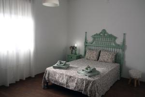 een slaapkamer met een bed met twee handdoeken erop bij Casa do Sossego in Safara