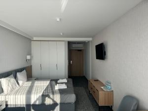 a hotel room with a bed and a tv at Horizonte Krasocin in Krasocin