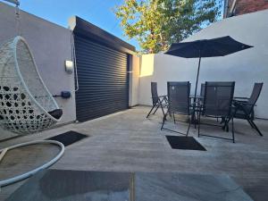 um pátio com uma mesa e um guarda-sol em Jesmond Stylish 3Bedroom House Close City Centre em Jesmond