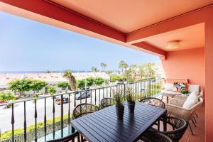 a patio with a table and chairs on a balcony at Apartamento en Pasito Blanco PTOM11 in Pasito Blanco