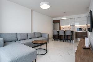 Η κουζίνα ή μικρή κουζίνα στο 2Bedroom Apartment in Grand Sapphire Complex Featuring a Pool and Casino
